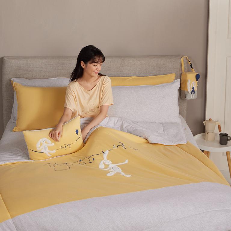 YVONNE 以旺 好心情垂耳兔雙人四季被-金合歡黃