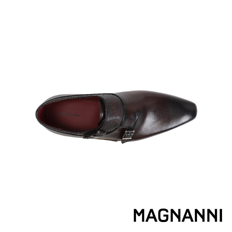 MAGNANNI 鞋襟半壓紋時尚雙扣孟克鞋 深棕色(23117-MAR)