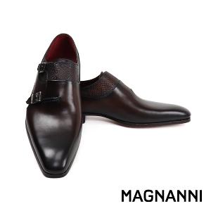 MAGNANNI 鞋襟半壓紋時尚雙扣孟克鞋 深棕色(23117-MAR)