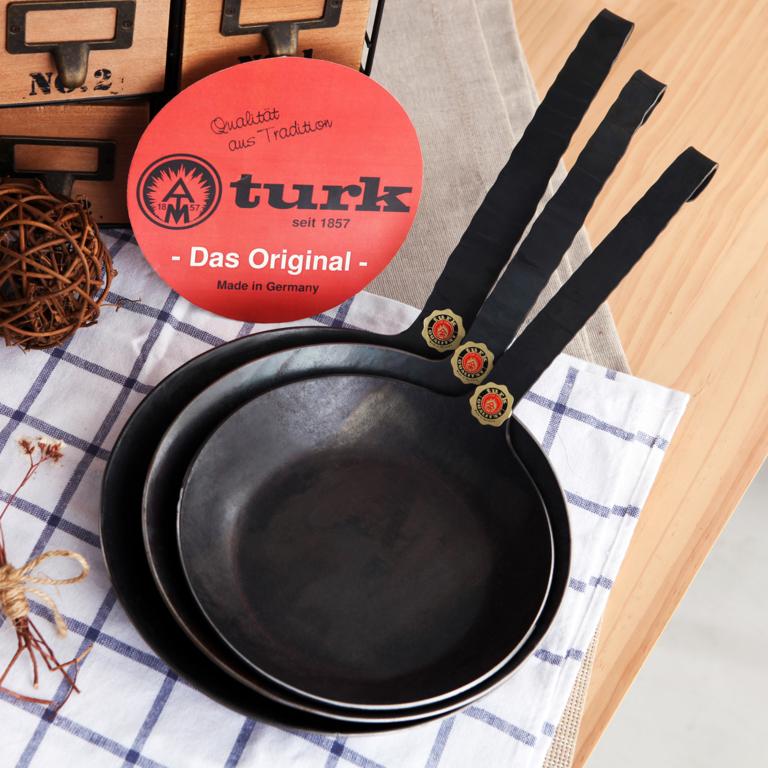 【德國turk土克鐵鍋】手工職人專業經典一體成型 平底鍋長柄28cm 65528