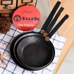 【德國turk土克鐵鍋】手工職人專業經典一體成型 平底鍋長柄22cm 65522