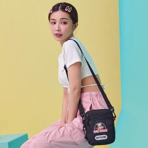 【OUTDOOR】Crayon Shinchan蠟筆小新直式側背包-黑色 