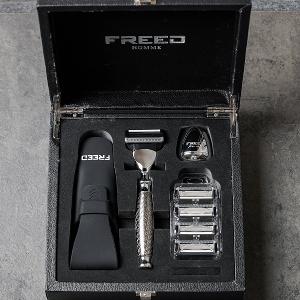 FREED 李雅英應援套組 尊爵四件組五刀式刮鬍刀禮盒-F滿版鍍鎳浮雕+菸草琥珀鬍後純露