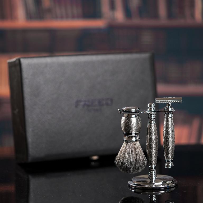 FREED 雙刃式刮鬍刀豪華禮盒四件組 - F滿版鍍鎳浮雕