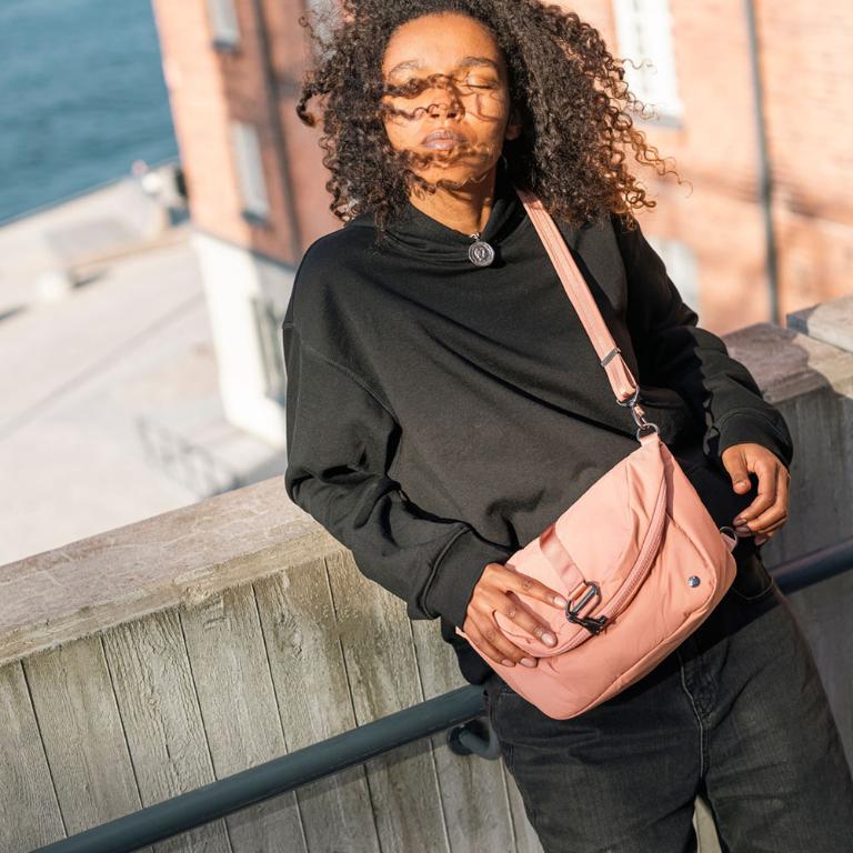 Pacsafe CX ECONYL®Fabric 防盜斜後背兩用包(5.5~8L)-玫瑰粉