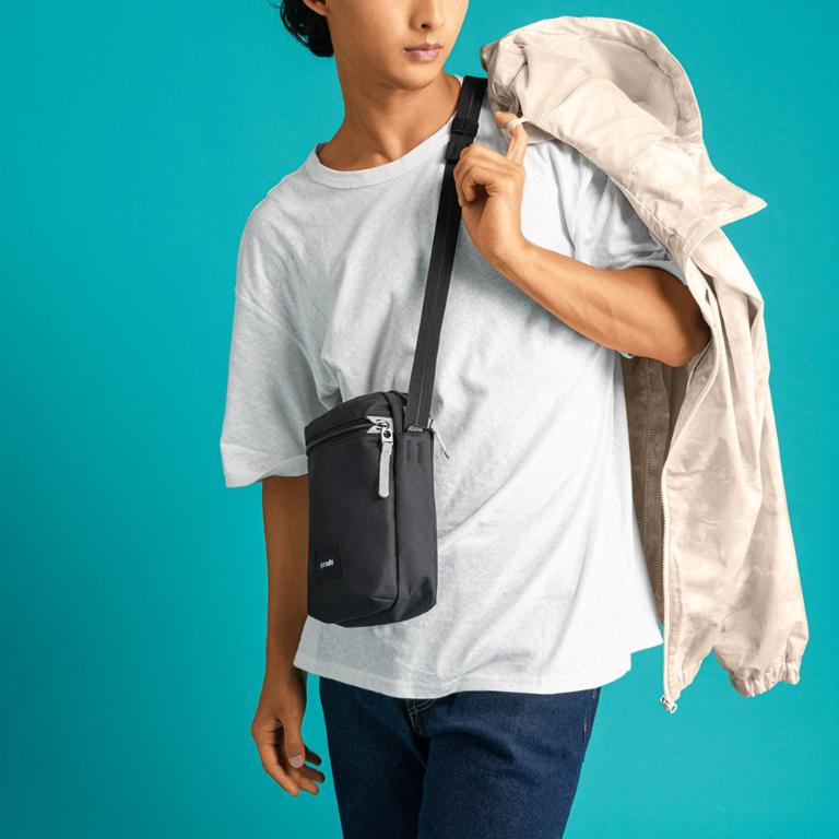 Pacsafe Go 隨行防盜斜背小方包 4.5L-黑色