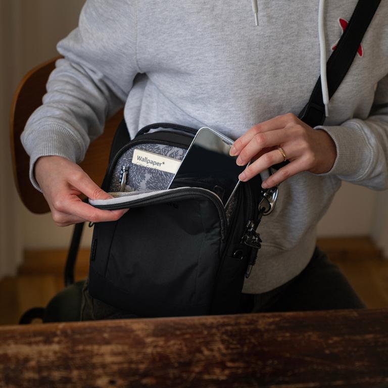 Pacsafe LS100 ECONYL® Fabric 都市防盜斜肩包 LS100(3L)-潮汐藍