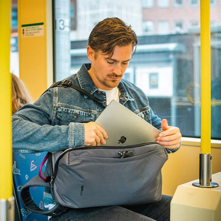 Pacsafe  X 城市商務 防盜16吋電腦後背包 (18L)-黑色