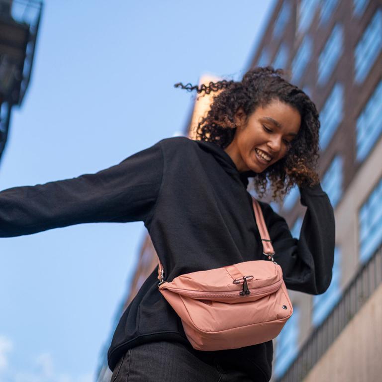 Pacsafe CX ECONYL®Fabric 防盜斜後背兩用包(5.5~8L)-玫瑰粉