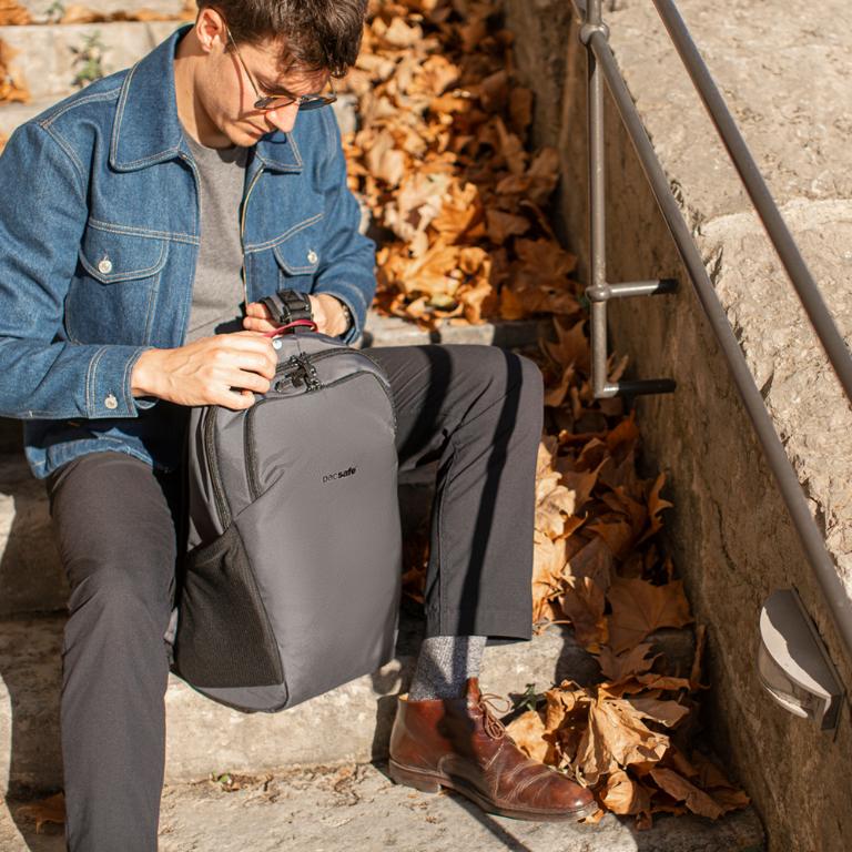 Pacsafe V 20L 防盜探險後背包 (20L)-岩石灰