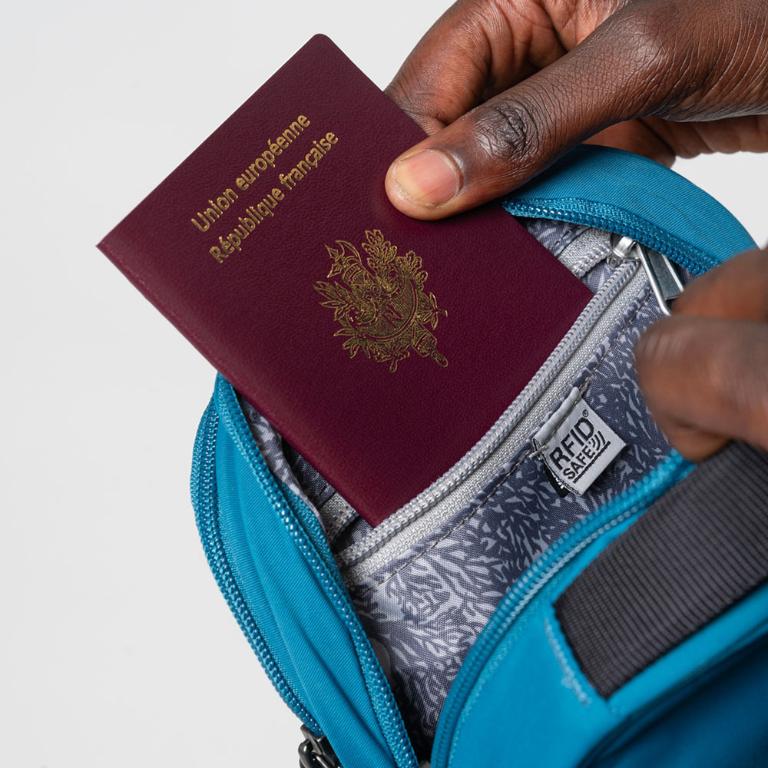 Pacsafe LS100 ECONYL® Fabric 都市防盜斜肩包 LS100(3L)-潮汐藍