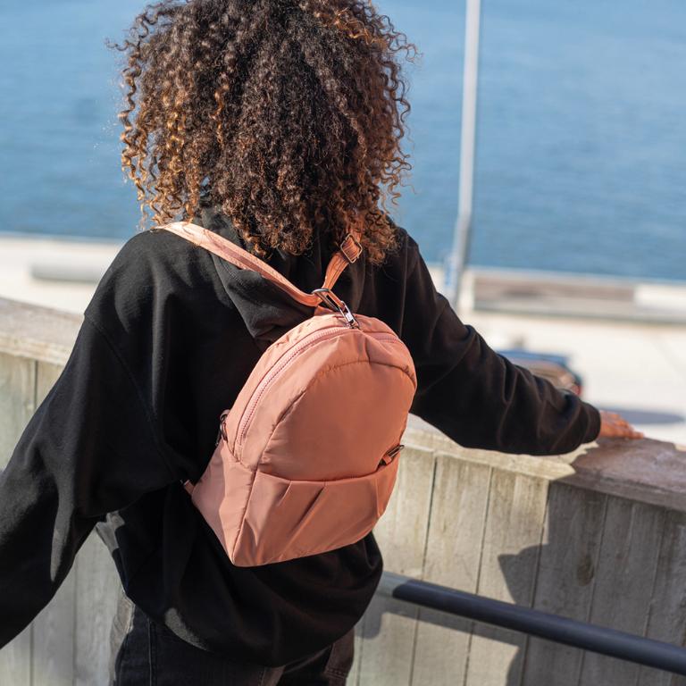 Pacsafe CX ECONYL®Fabric 防盜斜後背兩用包(5.5~8L)-玫瑰粉