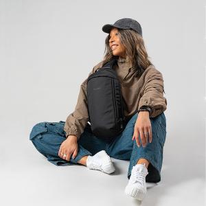 Pacsafe V 325 城市探險防盜斜背胸背包(10L)-黑色