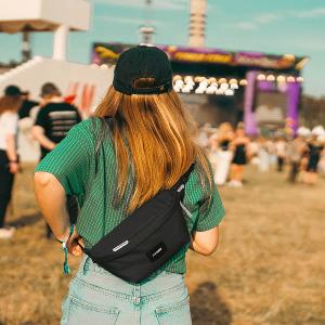 Pacsafe Go 隨行防盜斜背/胸包 2.5L-玫瑰粉