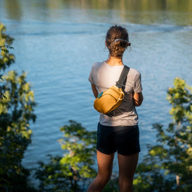 Pacsafe ECO 防盜側背胸腰包 (3.5L)-黑色