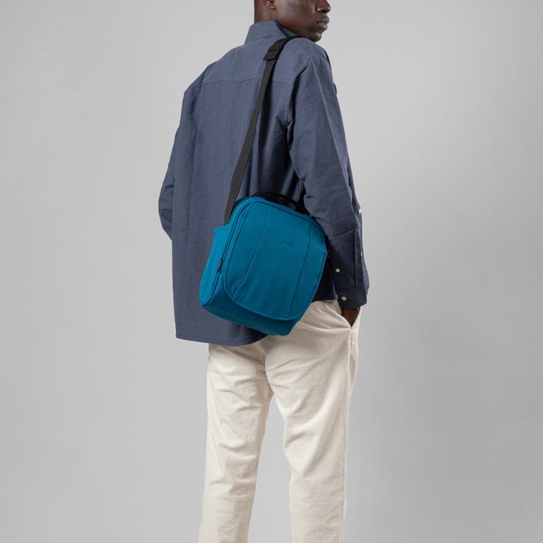 Pacsafe  LS200 ECONYL® Fabric 都市防盜斜肩包(7L)-潮汐藍