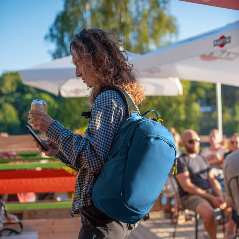 Pacsafe ECO 防盜登山後背包 (18L)-潮汐藍