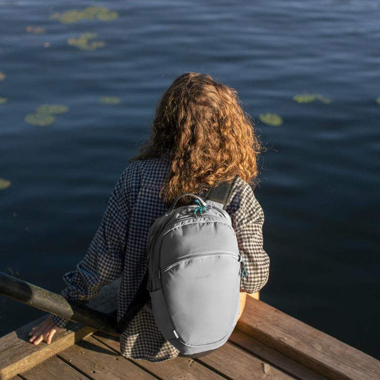 Pacsafe ECO 防盜登山後背包 (18L)-黑色