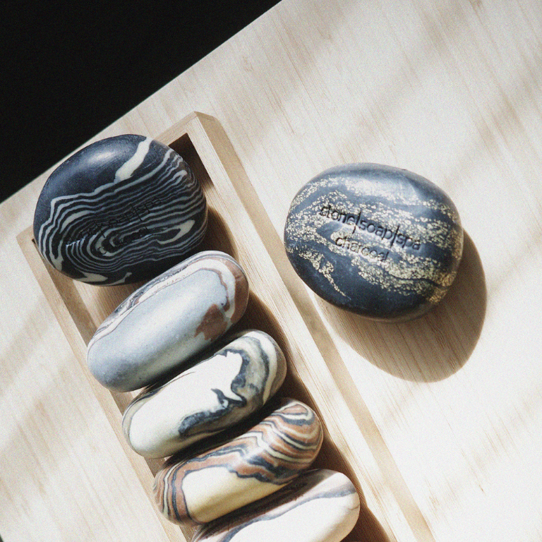 夜幕精靈(24K金箔版) 鵝卵石香氛輕柔磨砂皂 396