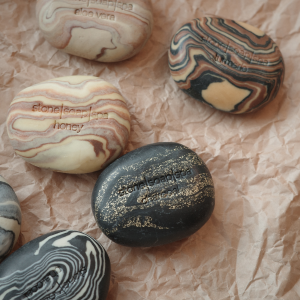 夜幕精靈(24K金箔版) 鵝卵石香氛輕柔磨砂皂 396