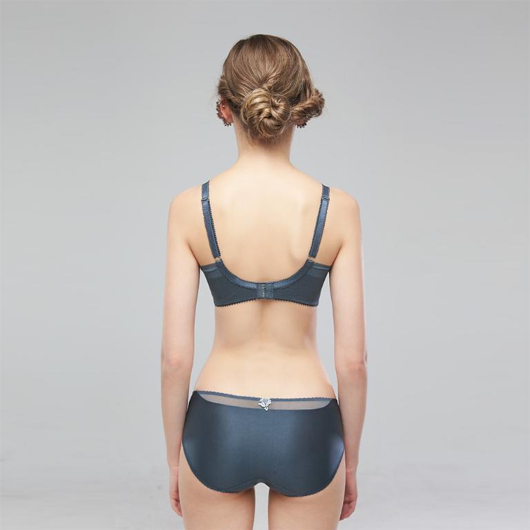 【思薇爾】花菱魅影系列B-E罩軟鋼圈蕾絲刺繡集中包覆女內衣(星塵藍)