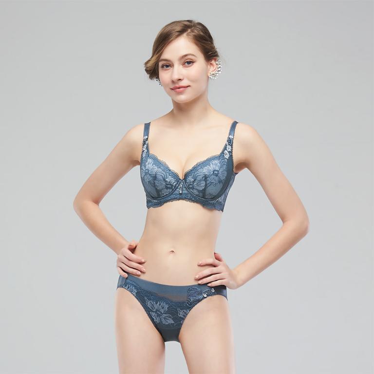【思薇爾】花菱魅影系列C-F罩軟鋼圈背心型蕾絲刺繡集中包覆女內衣(星塵藍)