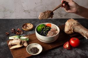 【創鑫生機x自在食刻】-黑松露牛肉竹炭蒟蒻麵