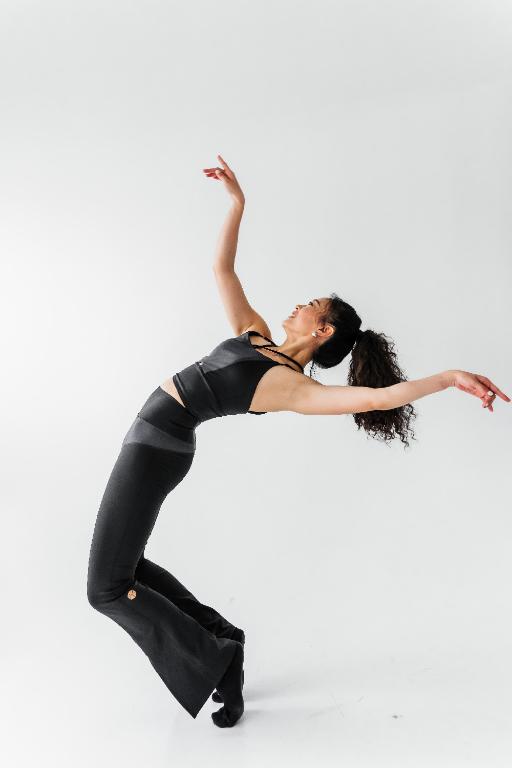 Cassie 追求閃耀自由 前後雙交叉款機能運動上衣-不夜紐約