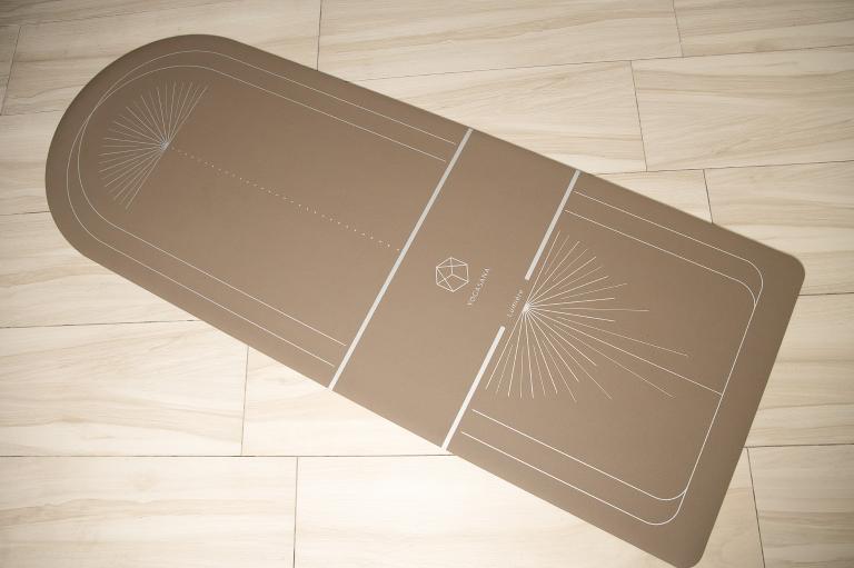 Lumiere 光之日晷 4mm柔霧皮革半圓天然橡膠瑜珈墊-沙漠色銀紋特別版