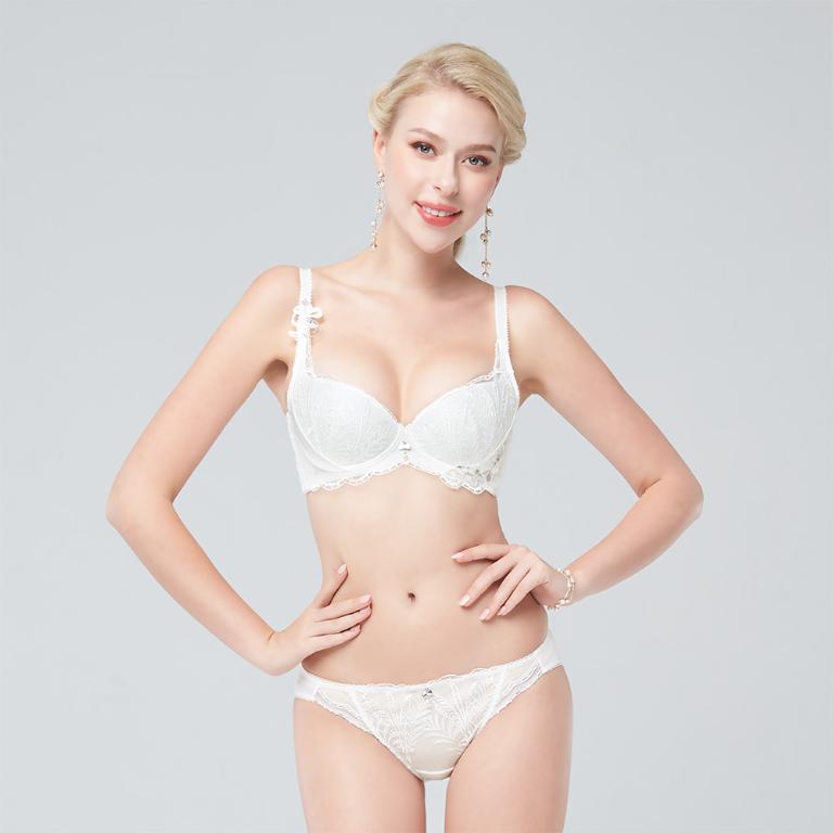 【思薇爾】晶燦珠戀系列M-XL涼感消臭蕾絲刺繡低腰三角女內褲(奶酪白)