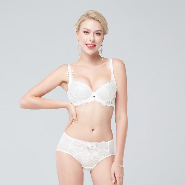 【思薇爾】晶燦珠戀系列M-XXL涼感消臭蕾絲刺繡中腰三角女內褲(奶酪白)