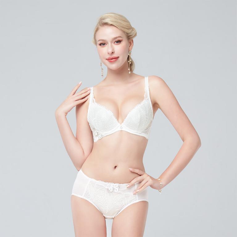 【思薇爾】晶燦珠戀系列M-XXL涼感消臭蕾絲刺繡中腰三角女內褲(奶酪白)