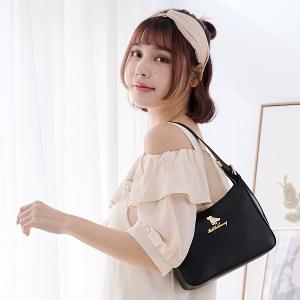 B.S.D.S冰山袋鼠 - 午後濃茶 - 簡約手提兩用月亮包 - 炭焙黑【P6152-K】