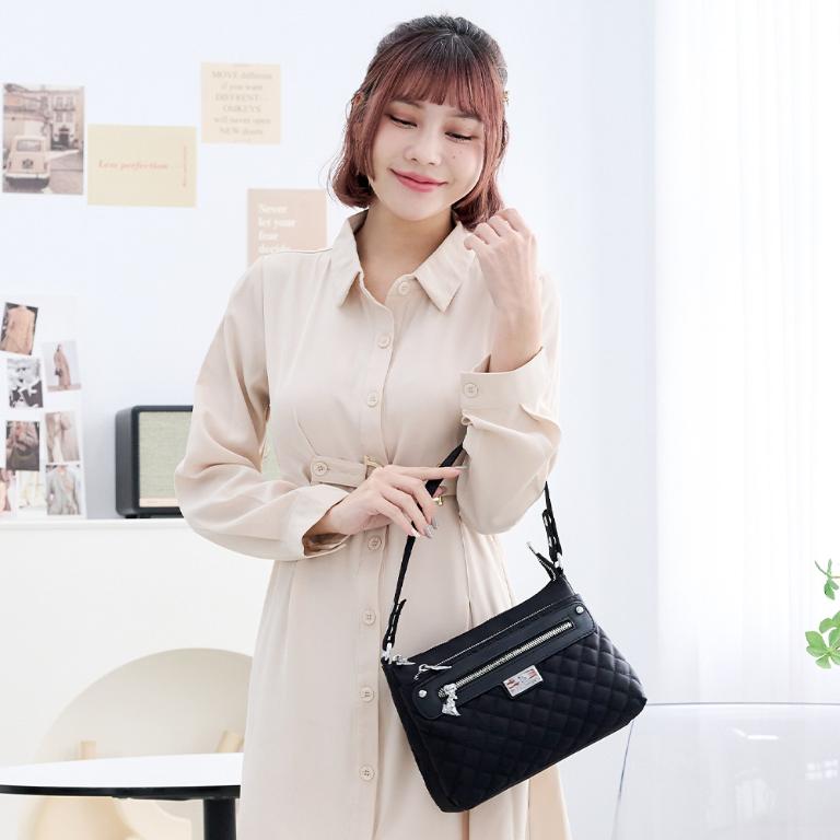 B.S.D.S冰山袋鼠 - 漫遊城市 - 小菱格實搭斜肩包 - 沉穩黑【Z8022-AK】