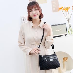 B.S.D.S冰山袋鼠 - 漫遊城市 - 小菱格實搭斜肩包 - 沉穩黑【Z8022-AK】