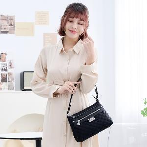 B.S.D.S冰山袋鼠 - 漫遊城市 - 小菱格實搭斜肩包 - 沉穩黑【Z8022-AK】