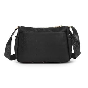 B.S.D.S冰山袋鼠 - 都會名伶 - 英倫風多層收納斜背包 - 紅格黑【K095KR】