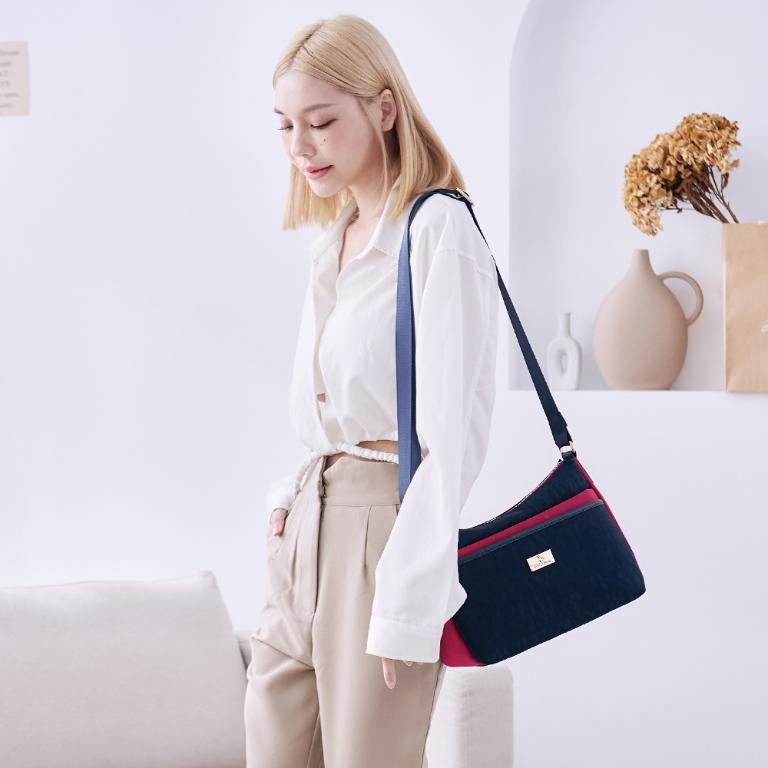 B.S.D.S冰山袋鼠 - 雙色聖代 - 玩色實搭休閒輕量斜背包 - 藏青莓【F2504-BP】