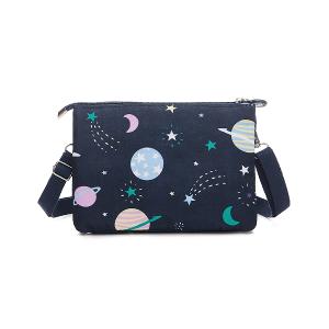 B.S.D.S冰山袋鼠 - 楓糖瑪芝 - 橫式三層斜背小包 - 星球黑【003KK】