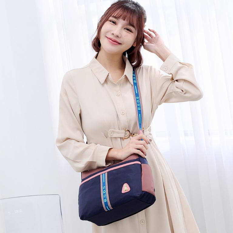B.S.D.S冰山袋鼠 - 非常莓好 - 織帶拼接休閒輕量斜背包 - 甜粉藍【7007-BP】