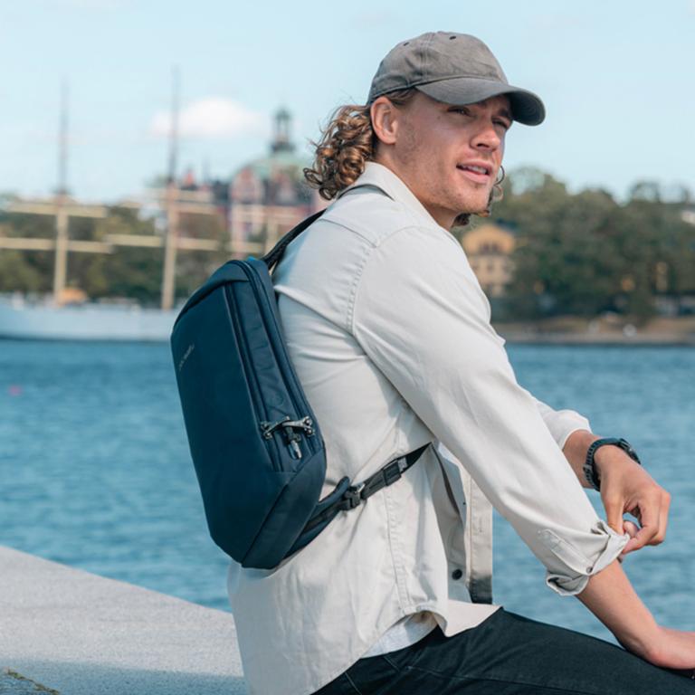 Pacsafe Vibe 325 防盜斜背胸背包(10L)-深藍色