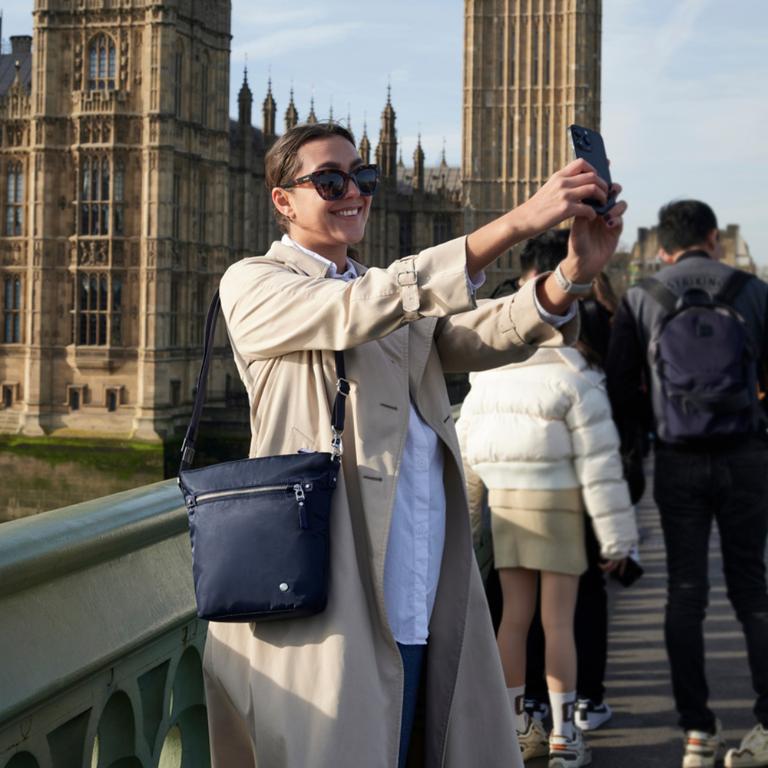 Pacsafe W 防盜斜肩包3L-深藍色