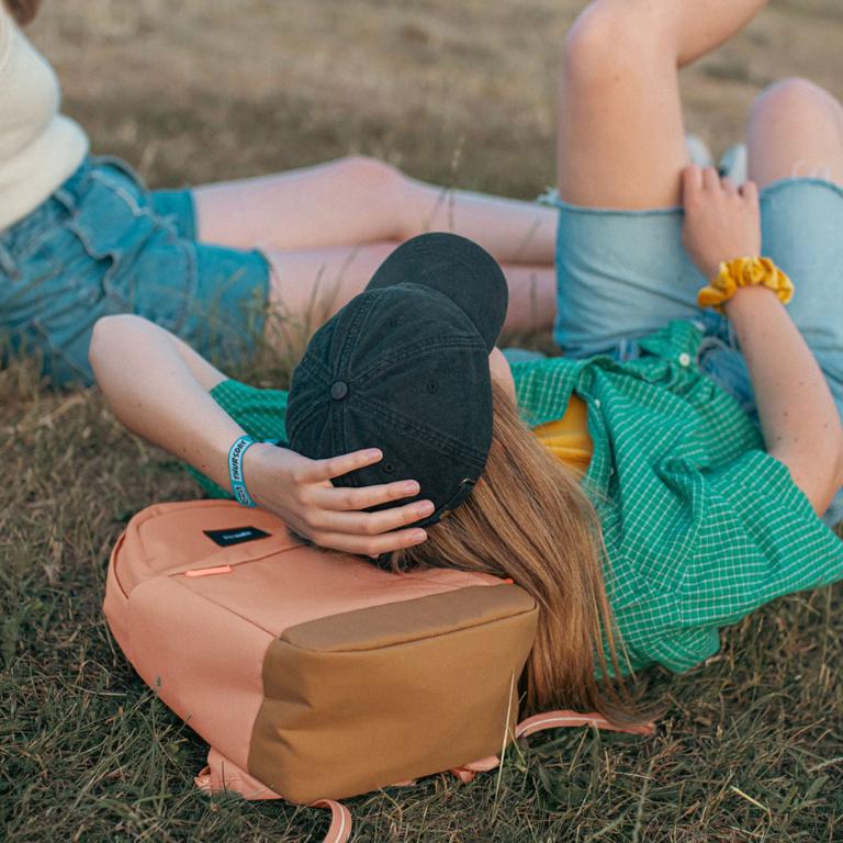 Pacsafe Go隨行防盜後背包15L-玫瑰粉