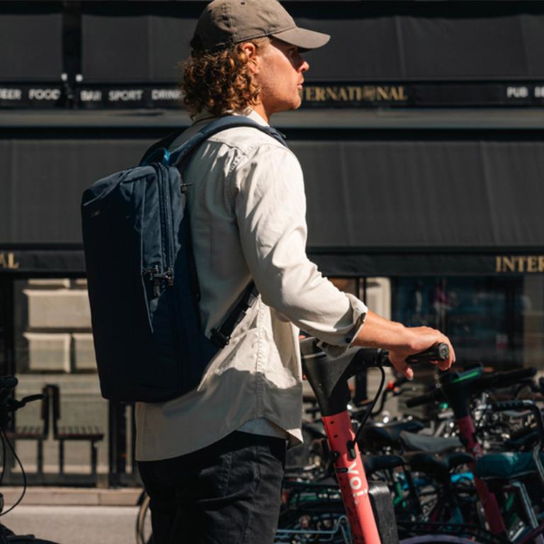 Pacsafe® V 防盜商務後背包18L-深藍色