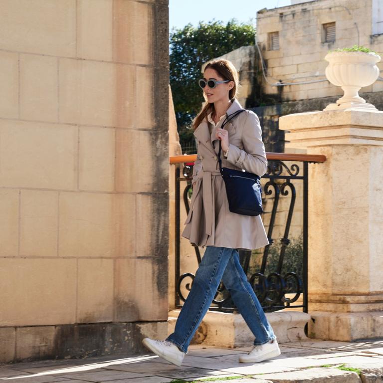 Pacsafe W 防盜斜肩包3L-深藍色