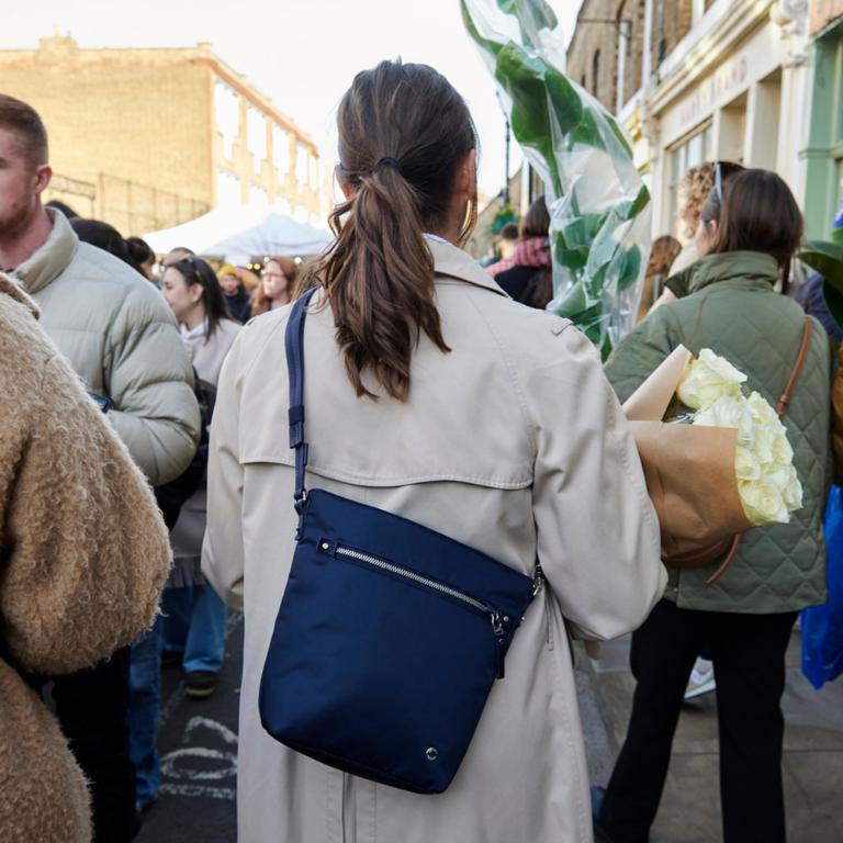 Pacsafe W 防盜斜肩包3L-深藍色