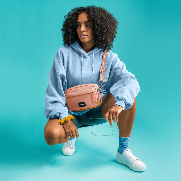 Pacsafe Go隨行防盜斜背方包2.5L-沁心藍