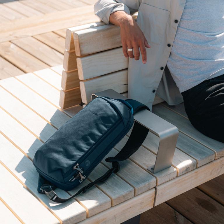 Pacsafe Vibe 325 防盜斜背胸背包(10L)-深藍色