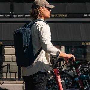 Pacsafe® V 防盜商務後背包18L-深藍色