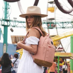 Pacsafe Go隨行防盜後背包15L-玫瑰粉